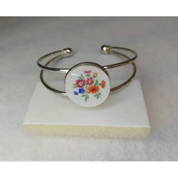 Bracelet acier et vaisselle ancienne
