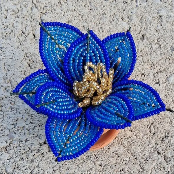 Fleur bleue de perlune – fleur en perles bleues – pièce unique