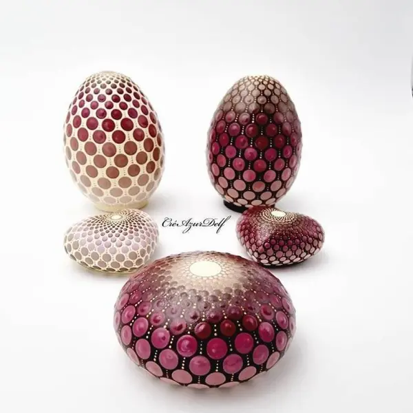 Oeuf décoratif mandala chocolat, framboise & cuivre – peint à la main
