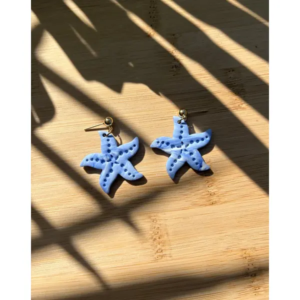 Boucles d’oreilles étoiles de mer bleues – pâte polymère & acier inoxydable doré