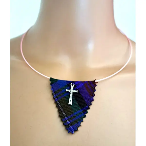 Collier triangle tissue violet, vert, tour de cou semi-rigide rose très pale, croix en métal argenté, fermoir à vise métal argenté