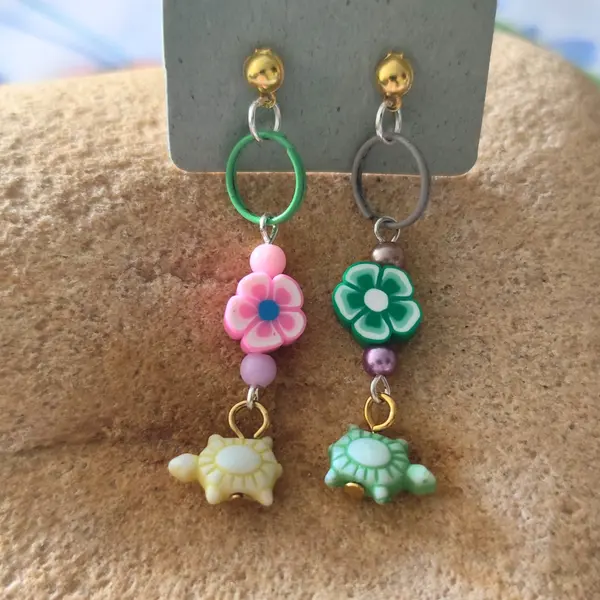Boucles d'oreilles pendantes colorées fleurs polymères tortues anneaux colorés et perle acrylique