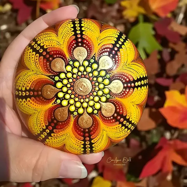 Pierre mandala orange, jaune, vert & cuivré – peinte à la main