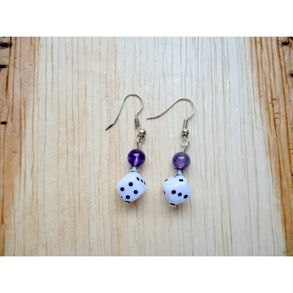 Ensemble de boucles d'oreilles pendant à perles en forme de dés. oreilles percées. personnalisable clips