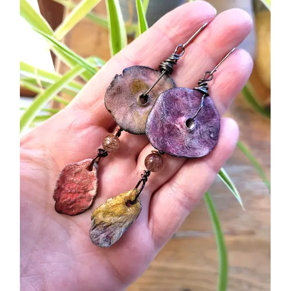 Boucles d'oreille éclectiques asymétriques avec porcelaines artisanales, quartz rutile : "chemin aux epices"