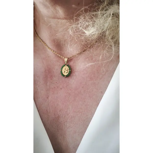 Collier médaillon trèfle – acier inoxydable doré