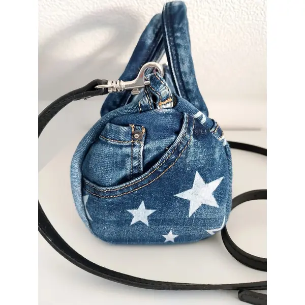 Sac minimaliste à bandoulière réglable.