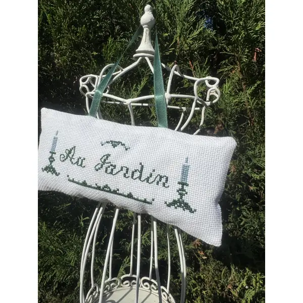 ** au jardin * coussin au point de croix garni de lavande