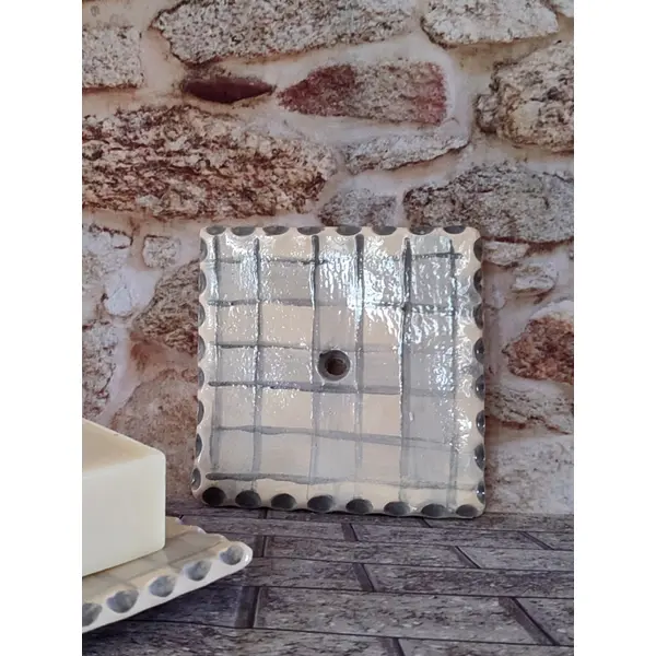 Porte-savon quadrillé en céramique émaillée.