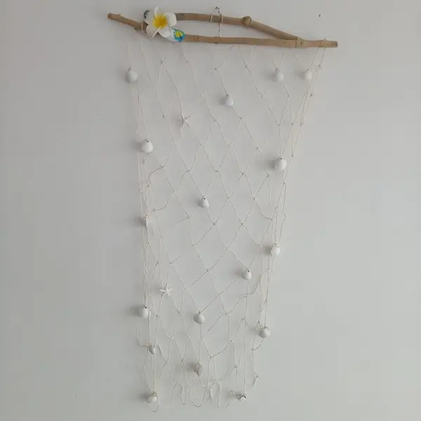 Suspension exotique (polynésie) avec bois flotté,coquillages et filet de pêche 85x46 cm