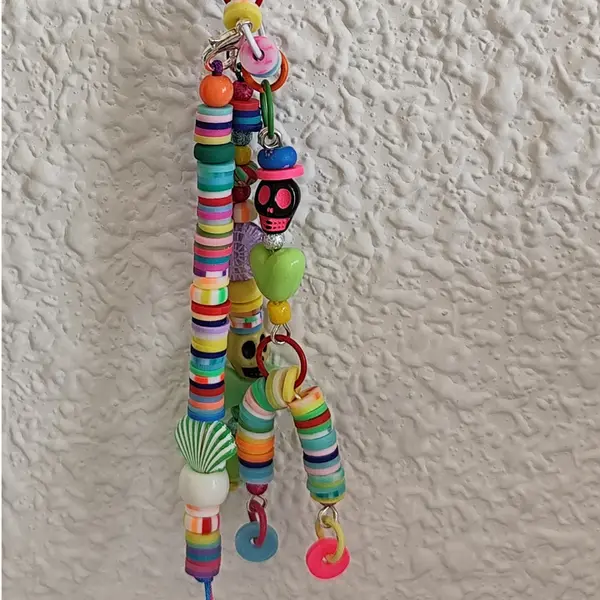 Porte cles halloween multicolore tête de morts bijou de sac décalé festif unique