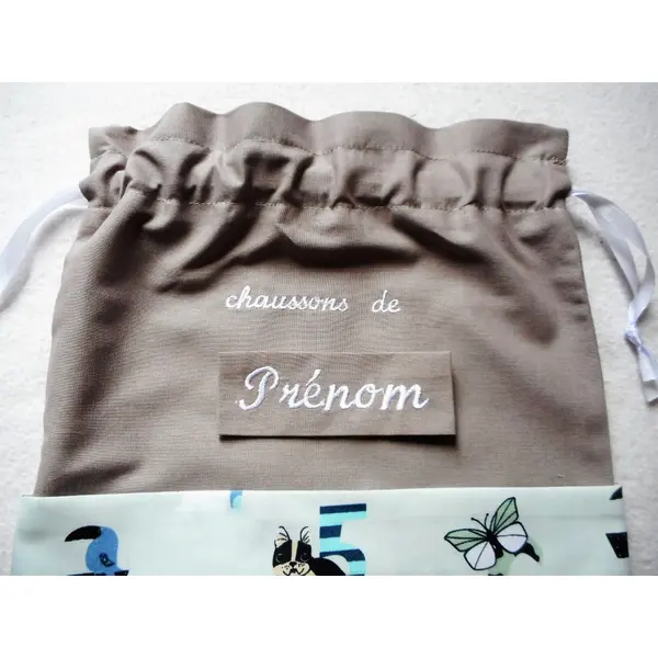 Sac à chaussons doudou personnalisé, sac ecole crèche maternelle, pochon fille garçon, prénom brodé, coton animaux et chiffres vert,