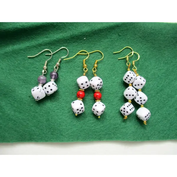 Ensemble de boucles d'oreilles pendant à perles en forme de dés. oreilles percées. personnalisable clips