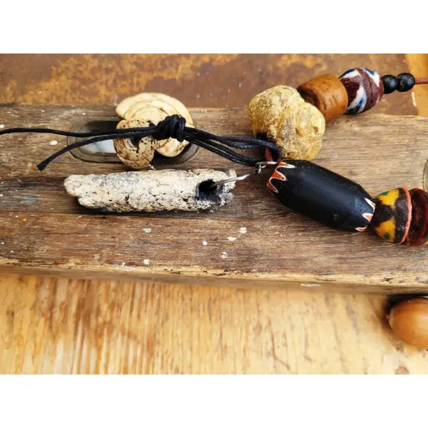 Un collier grigris minimaliste, unisexe et nature avec ces rares coquilles de mauritanie .. : "comme des echos de sables"