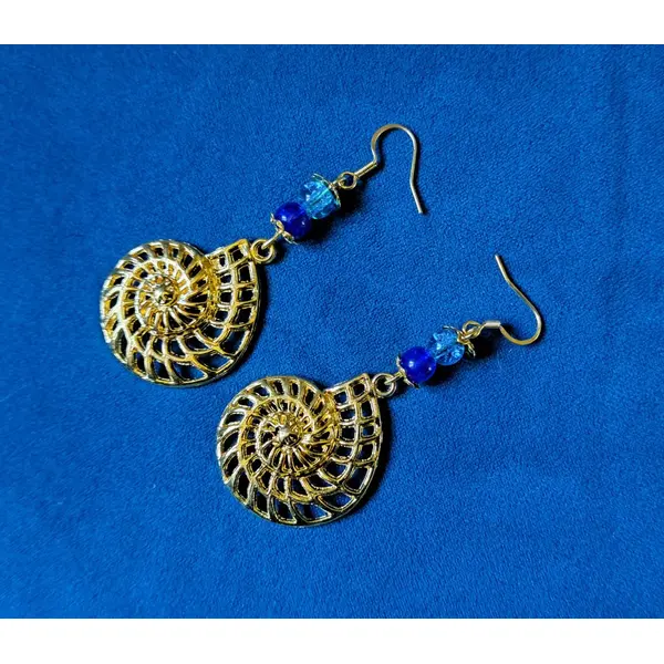 Boucle d'oreille escargot ajouré, perles en verre bleu, crochet en métal acier inoxydable doré