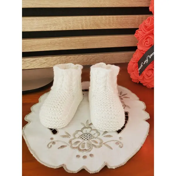 Chaussons torsades nouveau-né blanc tricot fait main, laine spéciale layette pour bébé - 0 à 3 mois