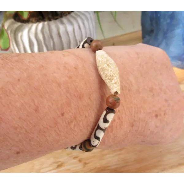 Un bracelet de type africain avec perles batik et anciennes perles en jaspe .. !!!!! : "faire rire ton coeur"