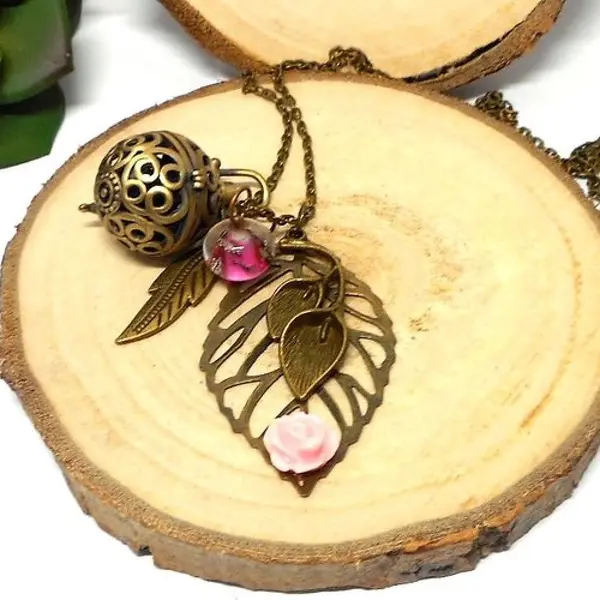 Collier sautoir bronze à parfumer composé d'une grande feuille, fleur rose par breloques et cie