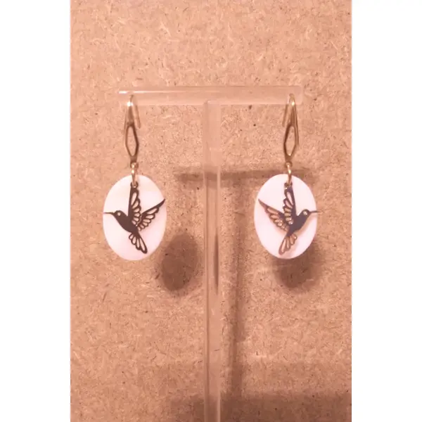 Boucles d'oreilles nacre blanche , acier inoxydable doré .