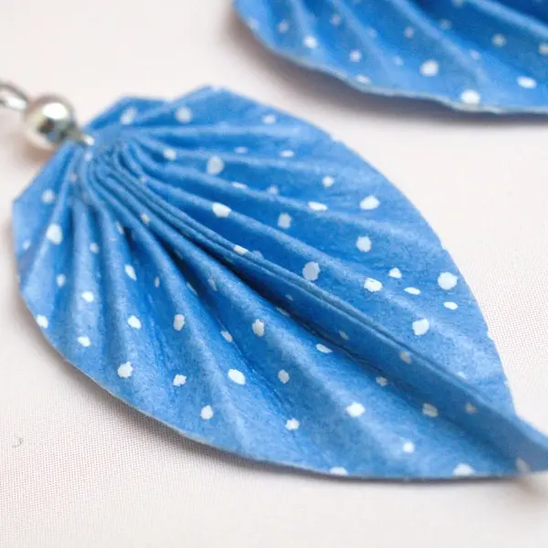 Boucles d'oreilles feuilles origami bleu, bijoux papier japonais, cadeau fait main femme