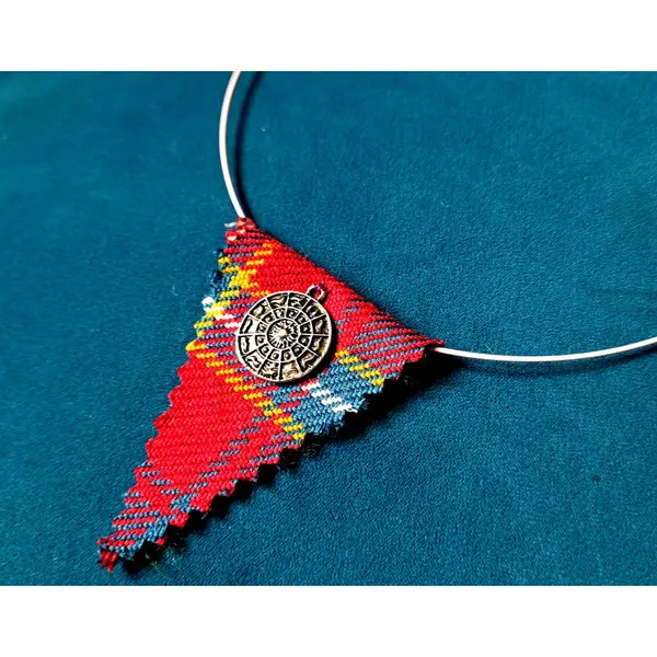 Collier triangle tissue bordeaux, jaune, turquoise, tour de cou semi-rigide rose très pale, médaillon métal argenté, fermoir à vise
