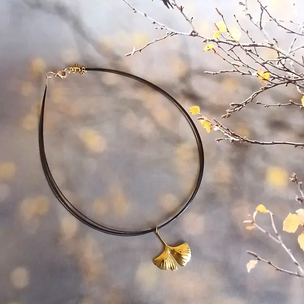 Collier court avec pendentif feuille de ginkgo