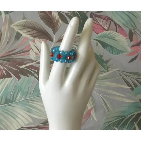 Magnifique bague en perles à facettes en verre