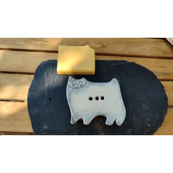 Le gardien du savon - porte-savon chat en céramique émaillée .