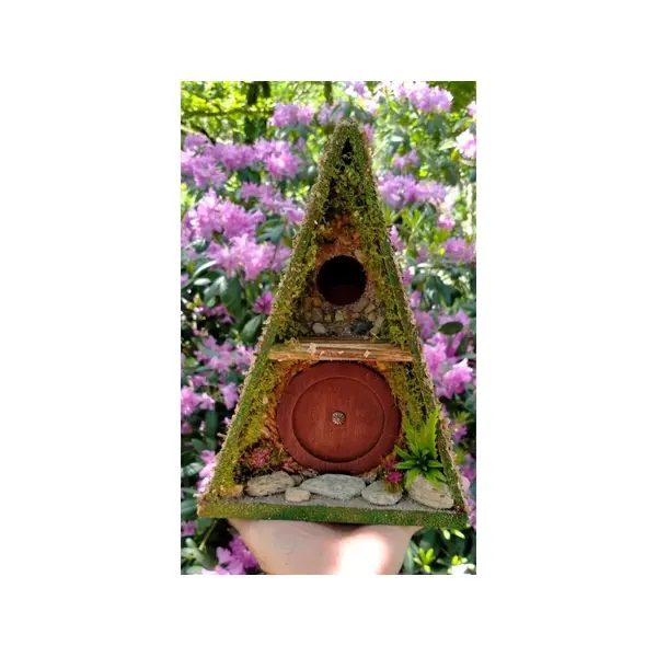 Nichoir triangle maison de fée – porte ronde bois, toit copeaux, végétation synthétique, fait-main bretagne – pièce unique