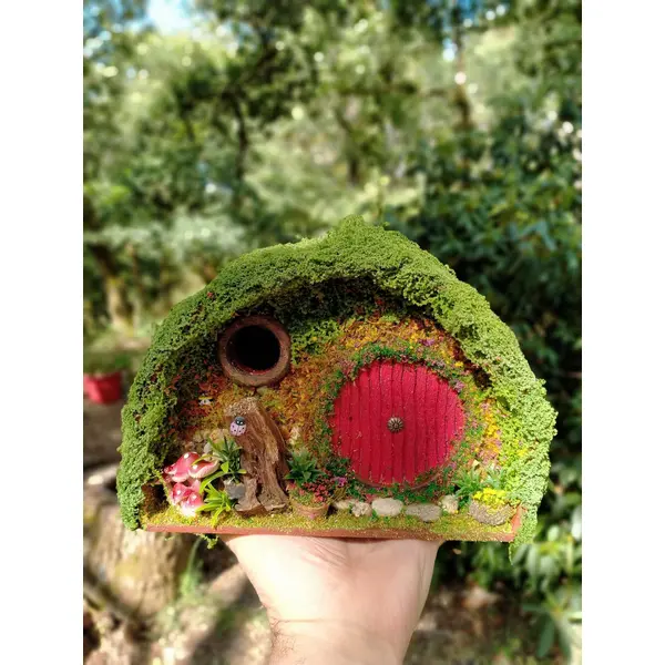 Nichoir demi-lune féérique porte rouge – fait-main bretagne, coccinelle & abeille, toit moussu, bois non traité – pièce unique