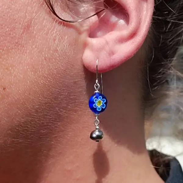 Parure boucles et bracelet assorti, keshis de tahiti et fleurs bleues sur argent 925 rhodié poinçonné