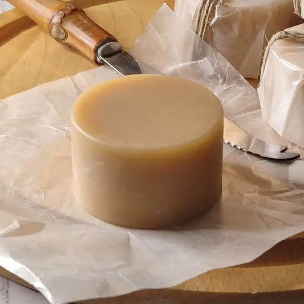Savon au lait de chèvre cru, façon crottin de chèvre.