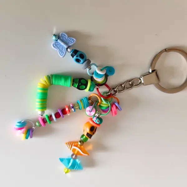 Porte cles halloween multicolore tête de morts bijou de sac décalé festif unique