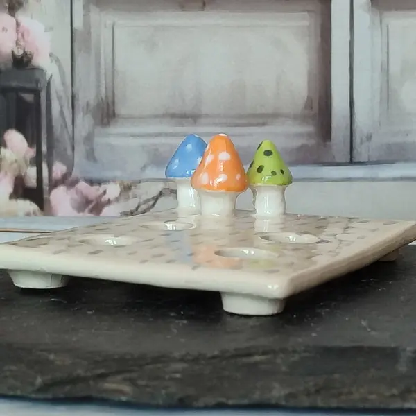 Porte-savon en céramique fait main avec décor de champignons fantaisie.