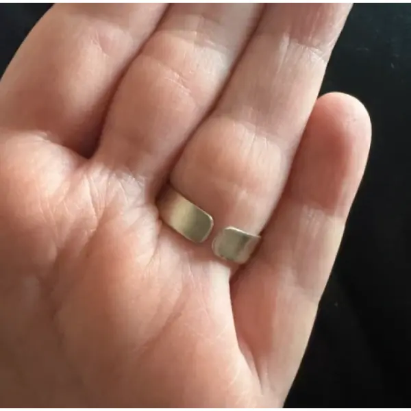Un prix sympathique pour cette bague ajustable vitrail verre et étain ( 56 à 59) ... !!!!