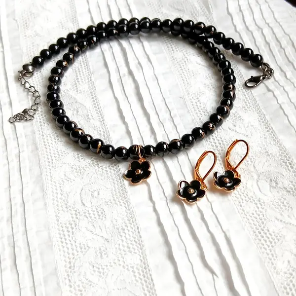 Collier ras du cou en perles noires et pendentif fleur émaillée