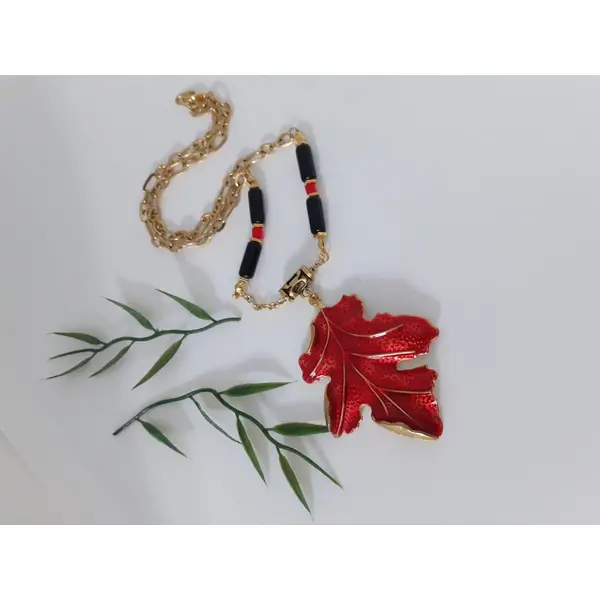 Collier sautoir d'automne, pendentif feuille de chêne rouge, chaine fantaisie. bijou à offrir, pour elle.