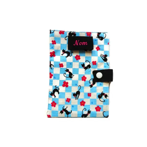 Protège carnet de santé pour chats, etui passeport, nom brodé, chats noirs carreaux bleus et ecrus