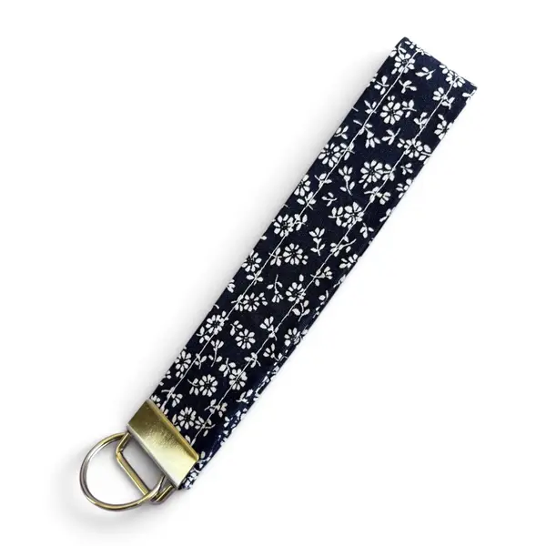 Porte-clé dragonne cousu main - petites fleurs blanches, fond bleu marine