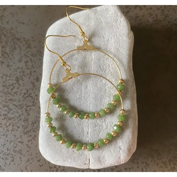 Boucles d'oreilles créoles dorées petites perles aventurine et dorées