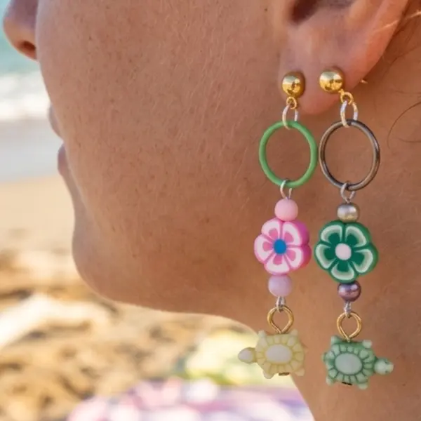 Boucles d'oreilles pendantes colorées fleurs polymères tortues anneaux colorés et perle acrylique