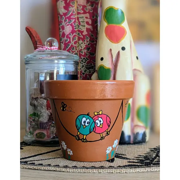 Pot en terre cuite illustration fait-main famille oiseaux