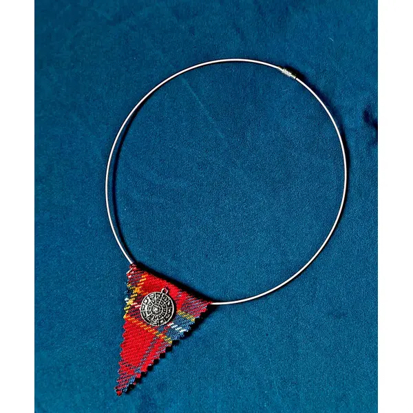 Collier triangle tissue bordeaux, jaune, turquoise, tour de cou semi-rigide rose très pale, médaillon métal argenté, fermoir à vise