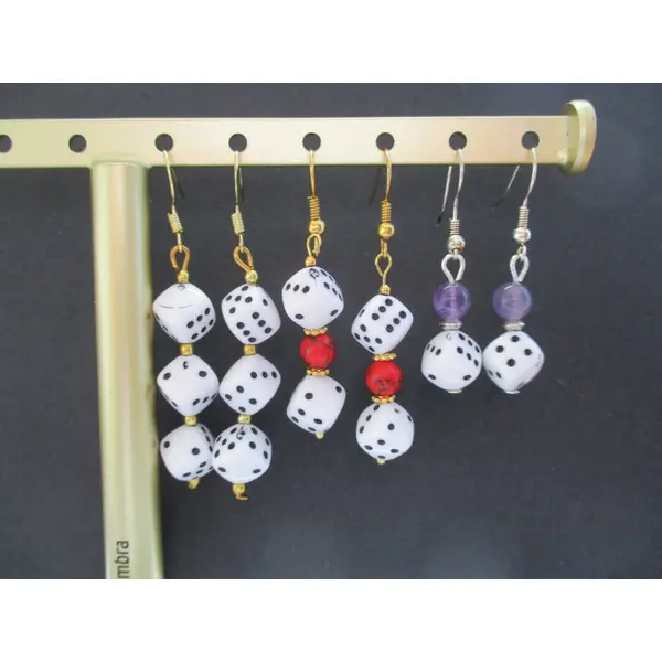 Ensemble de boucles d'oreilles pendant à perles en forme de dés. oreilles percées. personnalisable clips