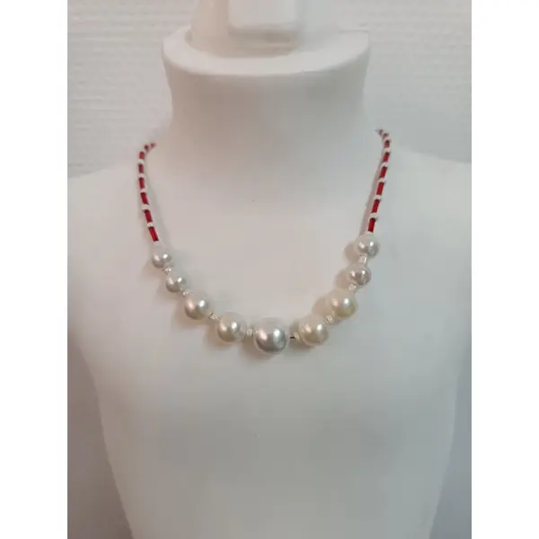 Collier ras du cou fait main perles rouges tubes et perles rondes blanches élégantes
