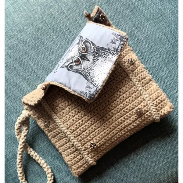 Pochette à main "hibou" porte bonheur. coton naturel et coton recyclé. crocheté et cousu main.