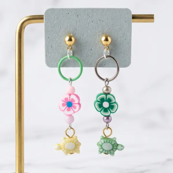 Boucles d'oreilles pendantes colorées fleurs polymères tortues anneaux colorés et perle acrylique
