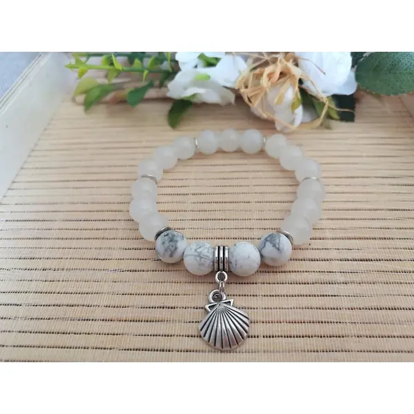 Bracelet fil élastique perles en verre blanche et breloque