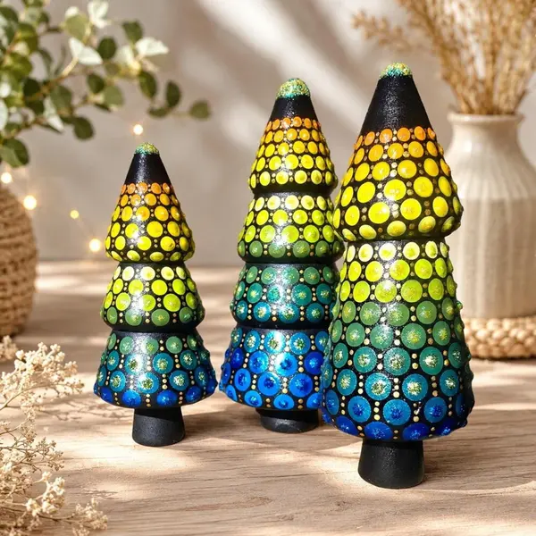 Lot de 3 sapins de noël en bois – peints à la main & pailletés