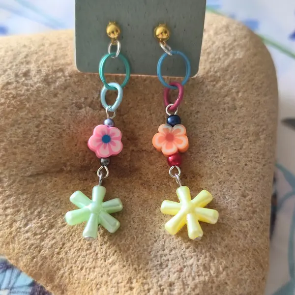 Boucles d'oreilles pendantes colorées fleurs polymères anneaux colorés et perle acrylique